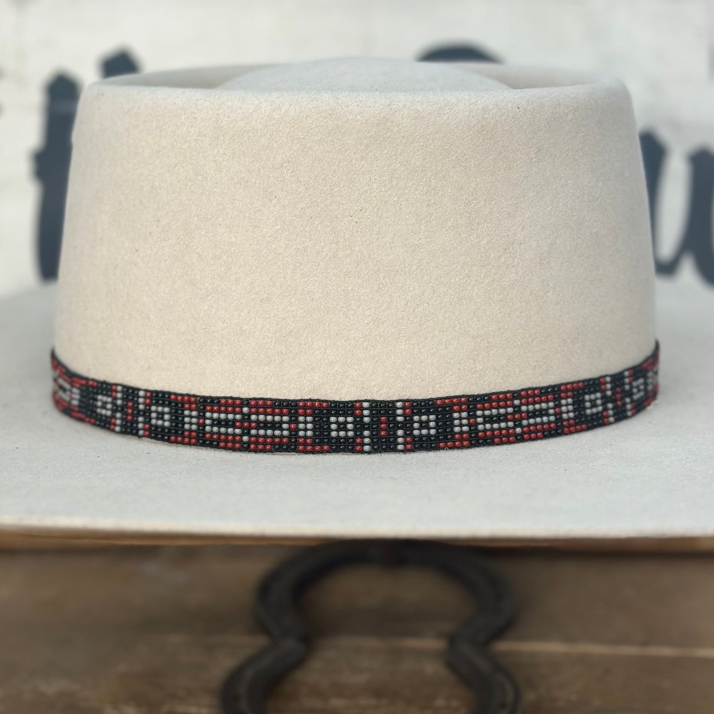 Cinta para el sombrero B1-A | 7 Hileras Elásticas Con Cuentas Rojo/Negro/Blanco