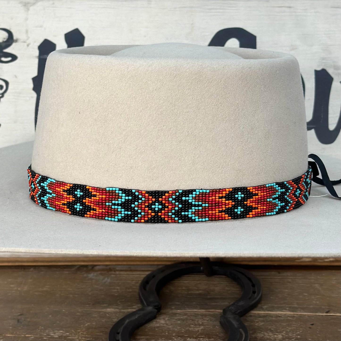 Cinta para el sombrero B3-2A | 13 hileras de cuentas multicolor con extremos de cuero