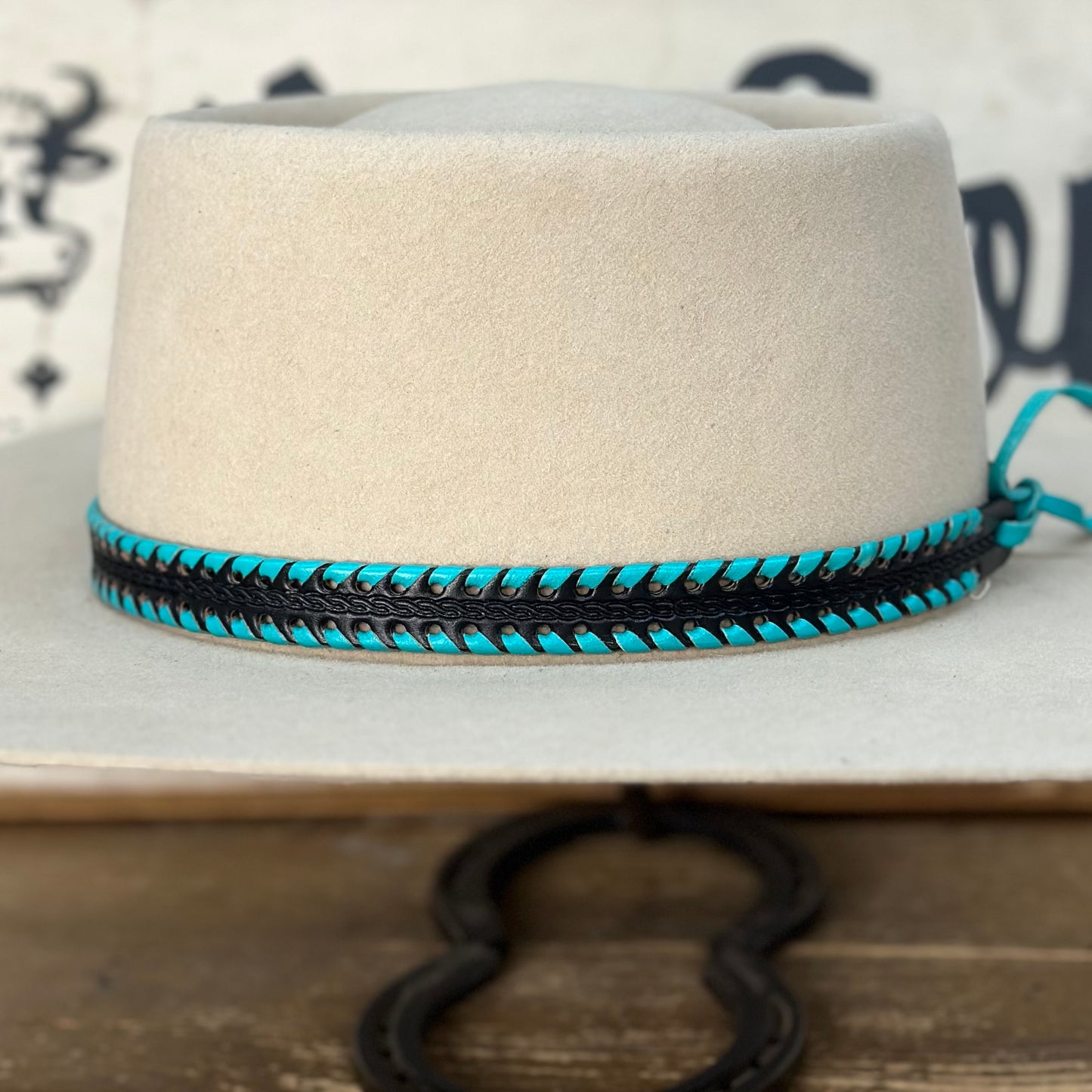 Cinta para el sombrero HB76-5 | Cuero negro de 3/4" con punto de látigo turquesa
