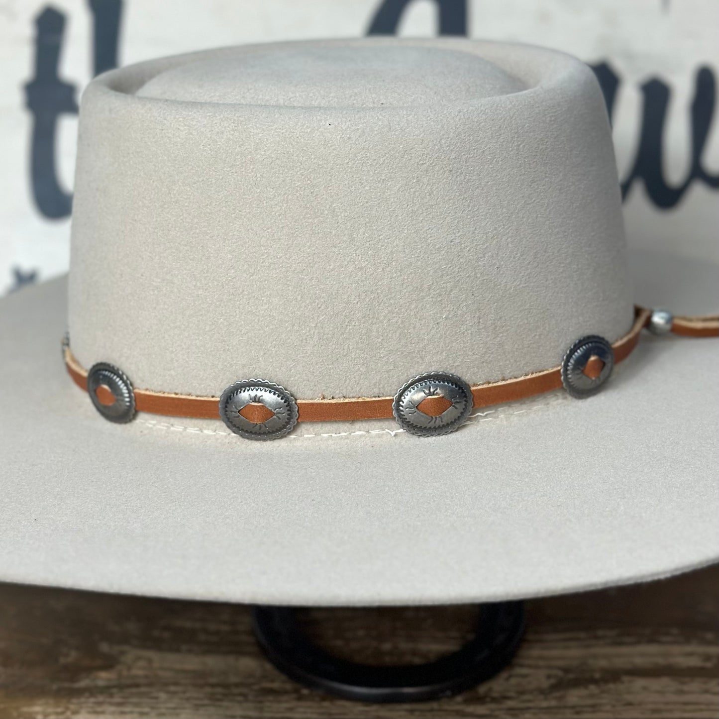 Cinta para sombrero LC-102A | Cuero con Concho y Corbata