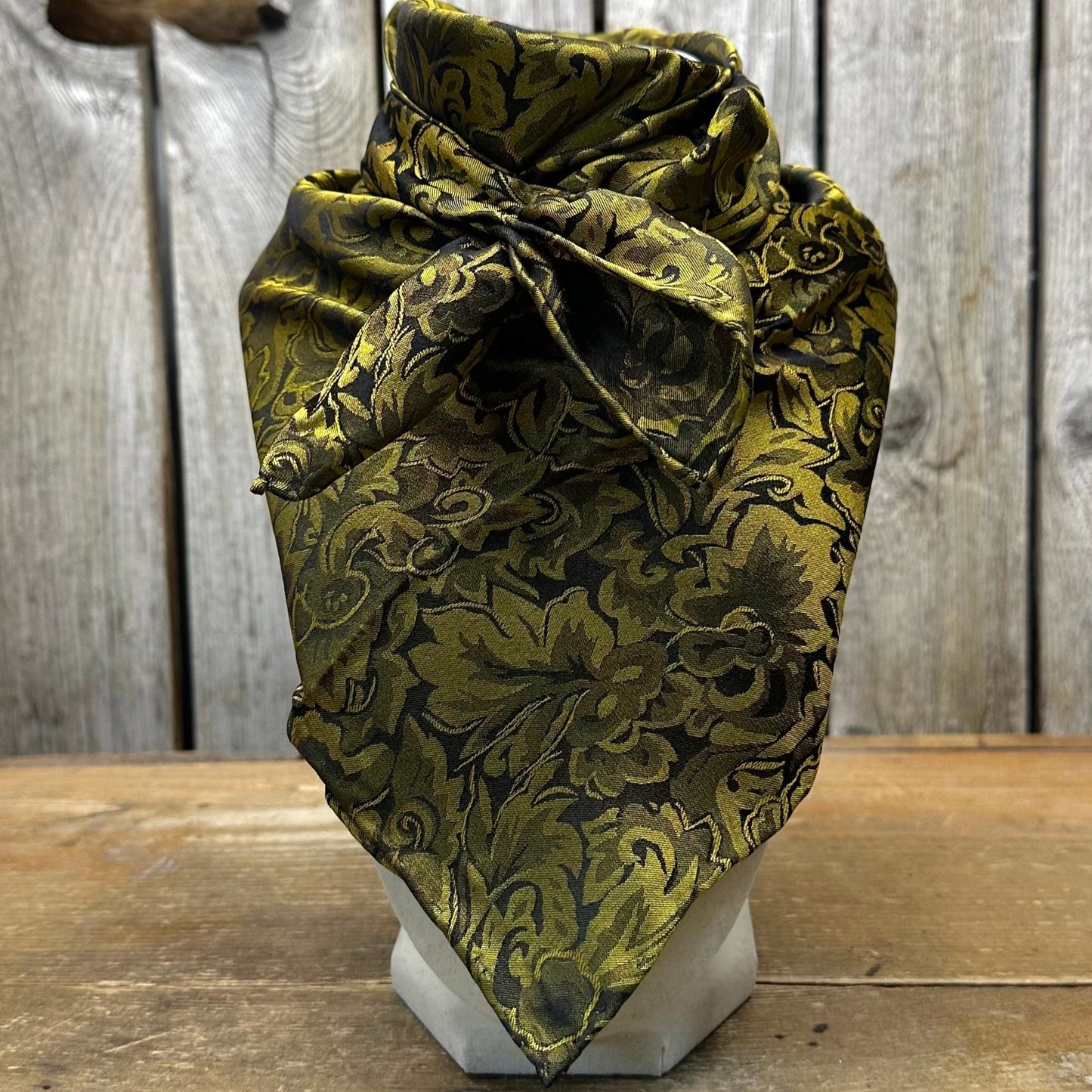 Wild Rag Baroque Olive 20"